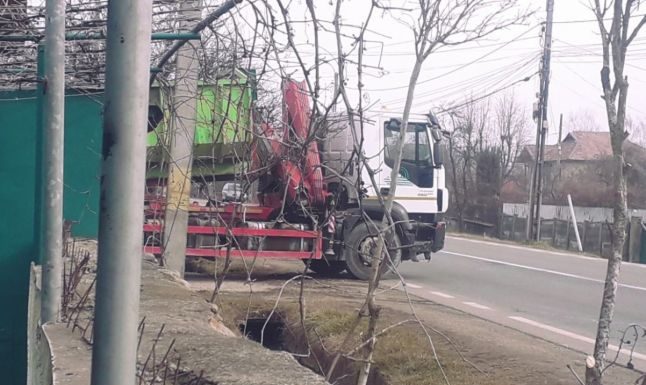 Încă o amendă pentru Polaris. Gunoaie descărcate în curtea unui localnic