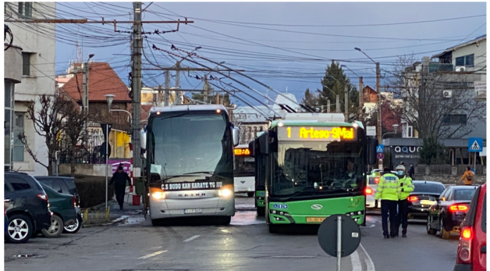 Târgu Jiu: Un autobuz a luat foc