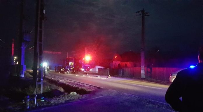 UPDATE, Bălcești: Un tânăr a acroșat un bărbat întins pe șosea