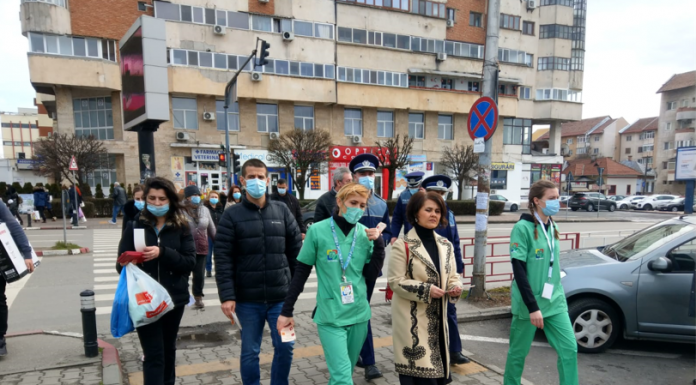 Vedetă de muzică populară, implicată în campania ”Pro Animals”, la Târgu Jiu