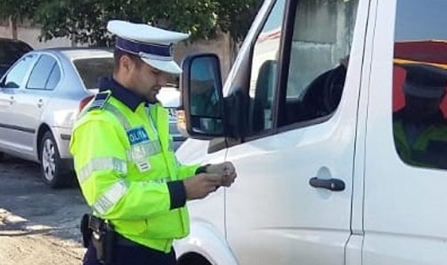 Polovragi: Craiovean prins cu aproape 50 kg de pește, pe care-l transporta ilegal