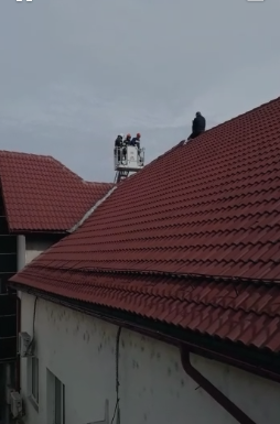 Reacția ITM Gorj, în cazul bărbatului care a protestat pe acoperișul instituției