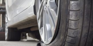 I-a explodat roata de la mașină și a intrat într-un podeț. Șoferul s-a ales cu o condamnare