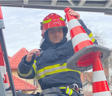 VIDEO: Bărbatul care protesta pe acoperișul ITM Gorj, convins să coboare