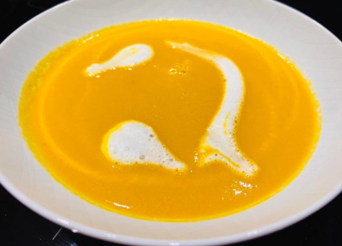 VIDEO: Rețeta săptămânii – Fabi’s Kitchen: Supă-cremă de morcovi, cu ghimbir și spumă de lapte