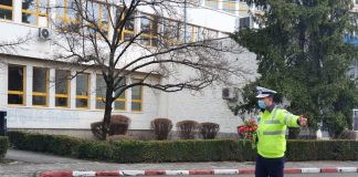 Polițiștii rutieri au oferit doamnelor și domnișoarelor flori și mărțișoare, de 1 Martie