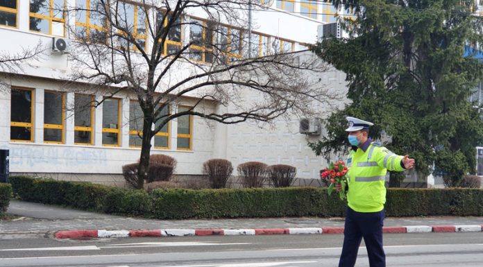 Polițiștii rutieri au oferit doamnelor și domnișoarelor flori și mărțișoare, de 1 Martie