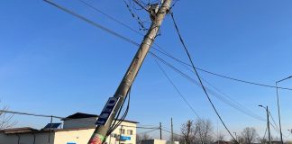 Stâlp de curent, lovit de un TIR slovac! Cartierul Narciselor lăsat fără curent