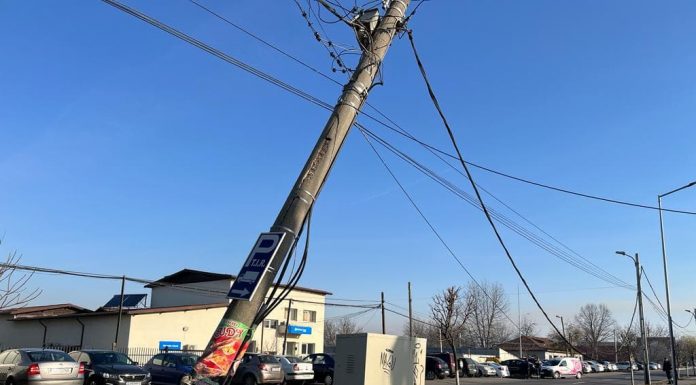 Stâlp de curent, lovit de un TIR slovac! Cartierul Narciselor lăsat fără curent