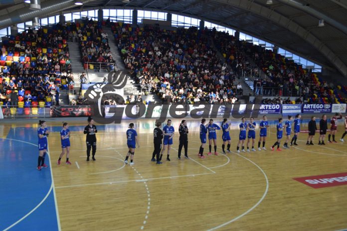 Handbalistele joacă acasă