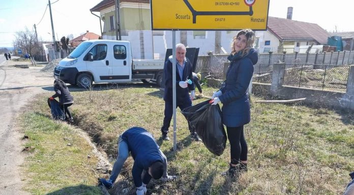 Puterea exemplului! Primarul de Scoarța a adunat gunoaiele din comună