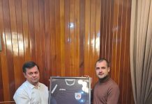 Tricou de arbitru, oferit primarului Romanescu