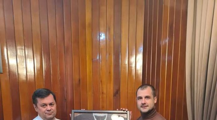 Tricou de arbitru, oferit primarului Romanescu