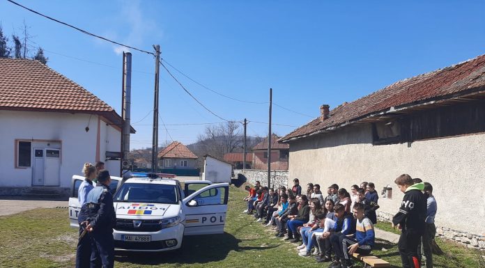FOTO| Copiii de gimnaziu, față-n față cu Poliția! Caravana Prevenirii Criminalității, în școlile din Gorj