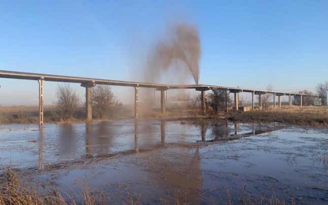 Conductă a CEO, cu ape uzate, spartă la ieșirea din Craiova