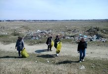 Zeci de saci cu gunoi strânși de pe malul râului Șușița