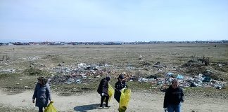 Zeci de saci cu gunoi strânși de pe malul râului Șușița