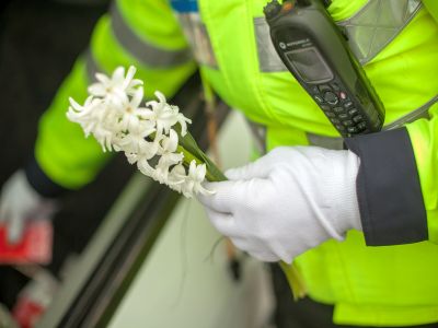 Flori și mărțișoare pentru femei, de la polițiștii rutieri