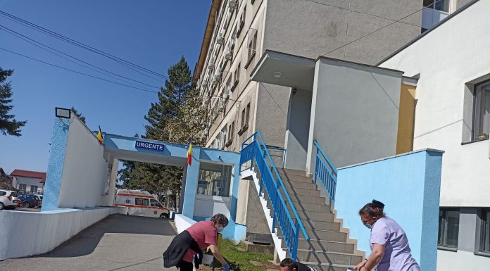 Au donat flori Spitalului Județean