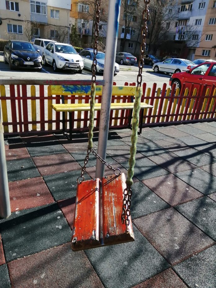 Târgu Jiu: Locurile de joacă vandalizate, reparate de Edilitara