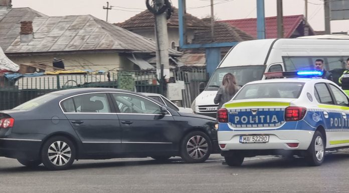 Tamponare cu mașina de poliție, la Târgu Jiu