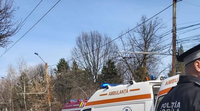 Foto: Persoană resuscitată în stradă, pe trecerea de pietoni de la Prefectura Gorj