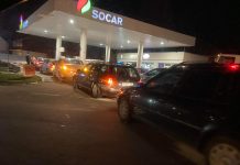 Foto: Coada la benzinaria Socar se întinde pe câțiva kilometri, până la Bebe Luțaru