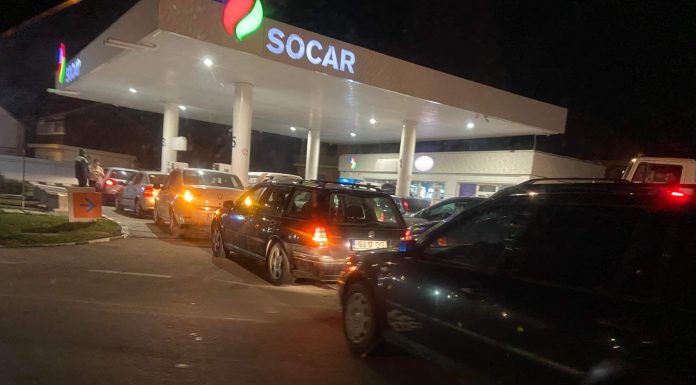 Foto: Coada la benzinaria Socar se întinde pe câțiva kilometri, până la Bebe Luțaru