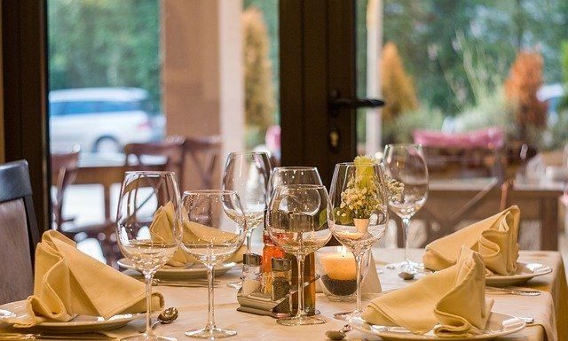 Produse expirate la un restaurant din Târgu-Jiu. Amenzi pentru două fast-food-uri