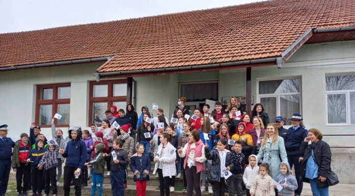 Jandarmii, în mijlocul elevilor de la Școala Gimnazială Stănești