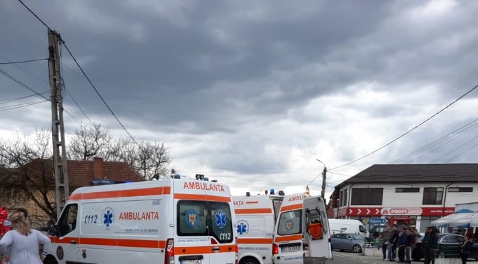 Accident cu patru victime la Bălești! Doi copii, printre răniți, mai multe ambulanțe