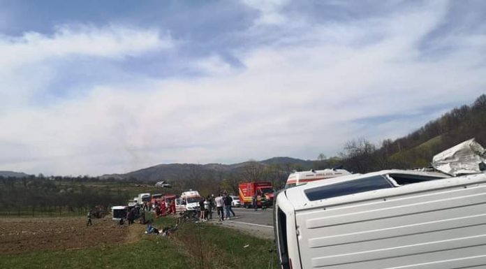 Carambol: Microbuz plin de elevi, răsturnat pe ruta Severin-Timișoara