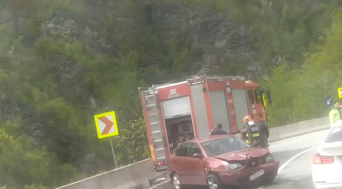 Mașină șifonată pe Defileul Jiului!