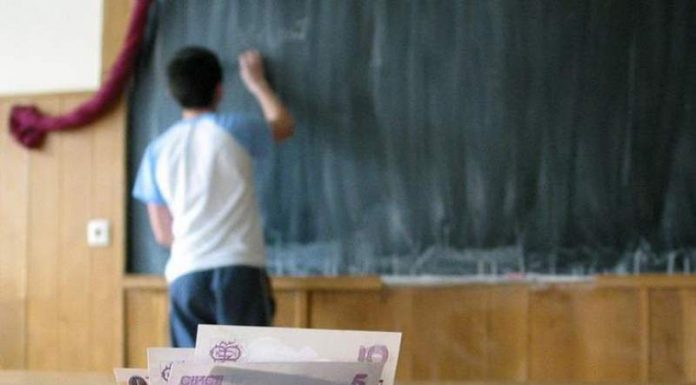 500 de lei, bani pentru elevi