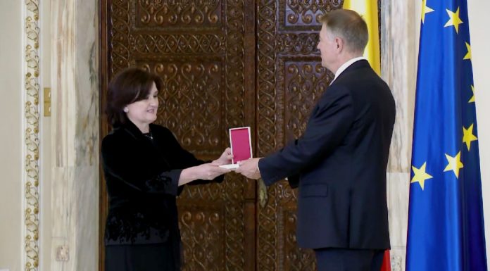 Medici din Târgu-Jiu, decorați de președintele Iohannis