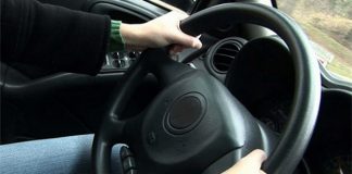 Elev la volan. A lăsat mașina în șanț și a fugit în pădure