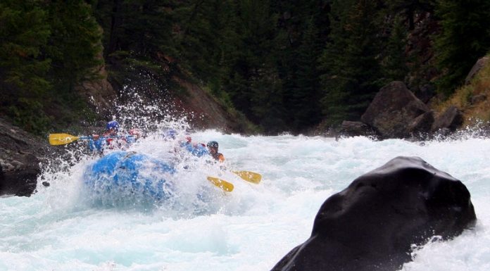 Mai multe bărci pe Jiu, răsturnate! O persoană e resuscitată
