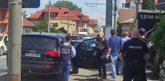 Un topor și un pistol, confiscate de la afaceristul ridicat de anchetatori chiar de lângă locuința sa din Târgu-Jiu