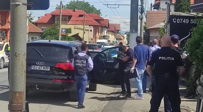Un topor și un pistol, confiscate de la afaceristul ridicat de anchetatori chiar de lângă locuința sa din Târgu-Jiu