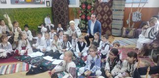 Șezătoare cu elevii de la două clase pregătitoare, de ziua Școlii Gimnaziale ,,Constantin Săvoiu”
