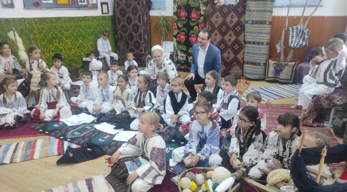 Șezătoare cu elevii de la două clase pregătitoare, de ziua Școlii Gimnaziale ,,Constantin Săvoiu”