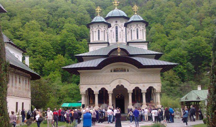 La Sărbătoarea «Izvorul Tămăduirii», Mănăstirea Lainici a prăznuit-o cu cinstire aleasă pe Maica Domnului! – HRISTOS A ÎNVIAT! ADEVĂRAT A ÎNVIAT – ,,Astăzi, cinstim apa tămăduitoare sau apa sfinţită prin care Dumnezeu şi Maica Domnului au făcut minuni”!