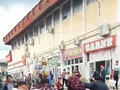 Video: Bătaie între pirande, în Piața Centrală din Târgu Jiu