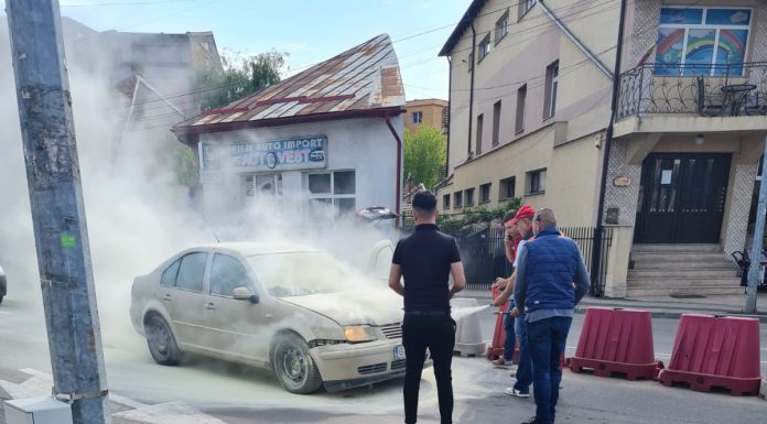 Târgu Jiu: O mașină a luat foc în mers, lângă Lidl