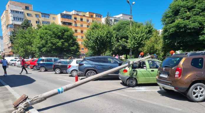 Stâlp căzut pe câteva mașini! Incidentul, aproape de o grădiniță