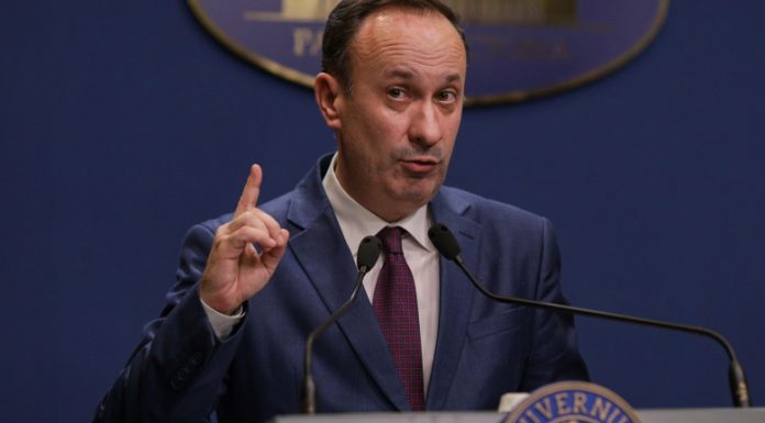 Guvernul nu va îngheța salariile bugetarilor