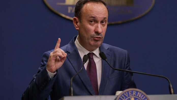 Guvernul nu va îngheța salariile bugetarilor