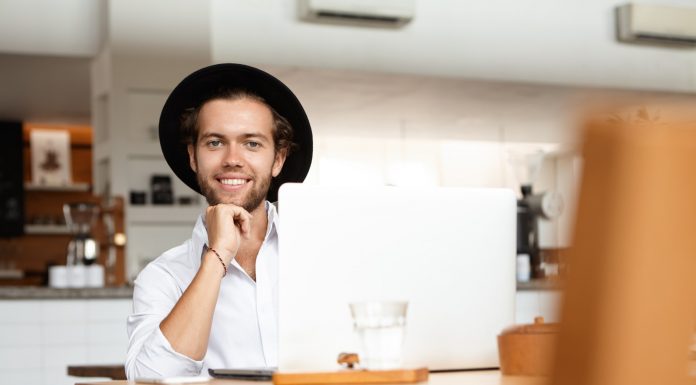 Ce cămașă de bărbați să porți la un interviu de angajare – uni sau cu model?