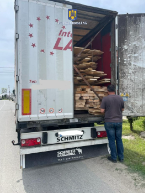 Tg. Cărbunești: Prinși cu un transport de lemne fără documente legale