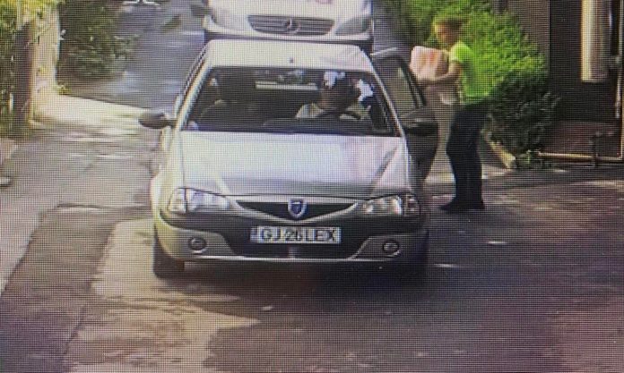 Bărbat din Târgu Jiu, surprins când abandonează pui de pisică neînțărcați!